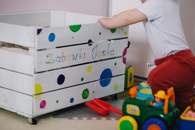 dítě s dřevěnou bednou
